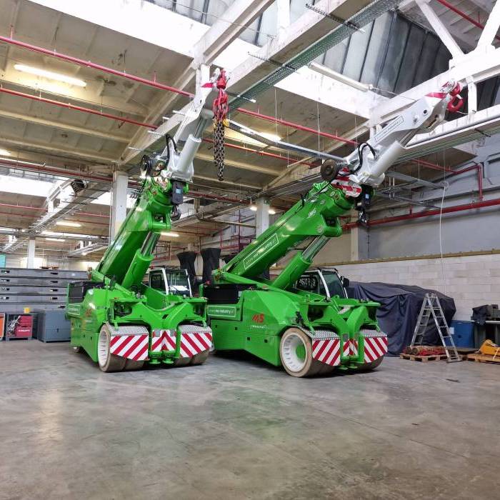 Dwa żurawie JMG MS Industry ustawione w hali serwisowej przed realizacją prac. 