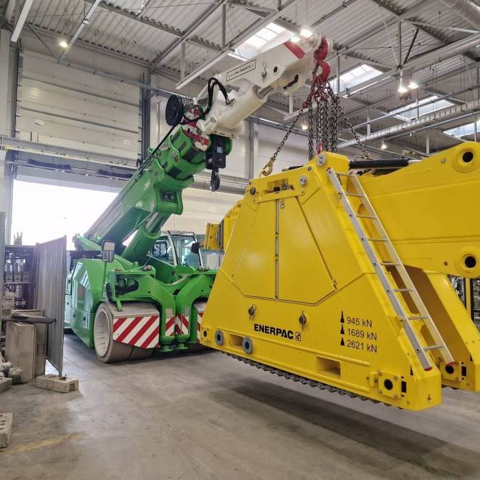 Montaż prasy z użyciem żurawia JMG i systemu podnoszenia Enerpac. 