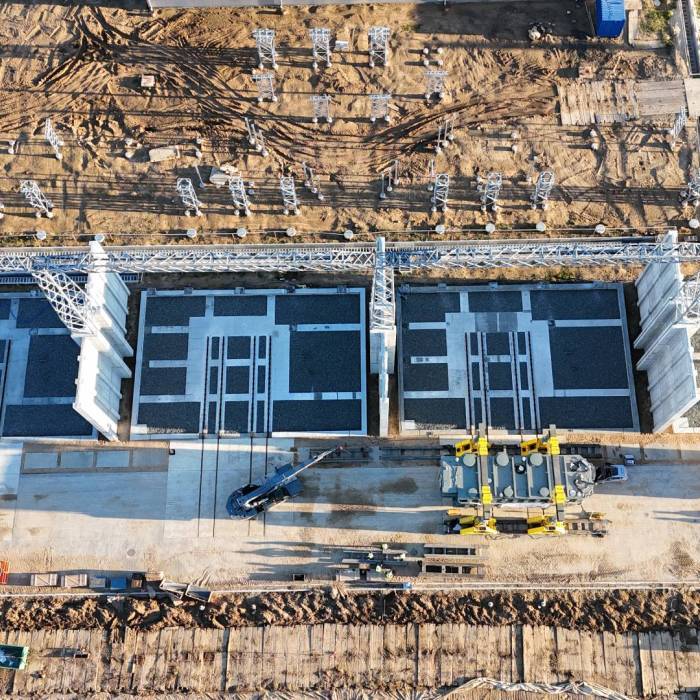 Rozładunek transformatora 354 t na placu budowy stacji elektroenergetycznej. 