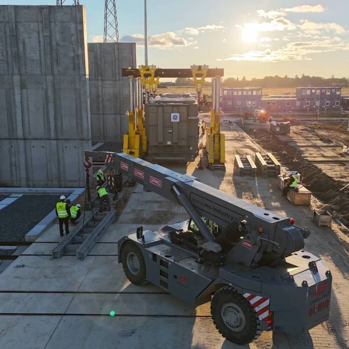 Transport transformatora 354 t na platformie modułowej podczas prac montażowych. 