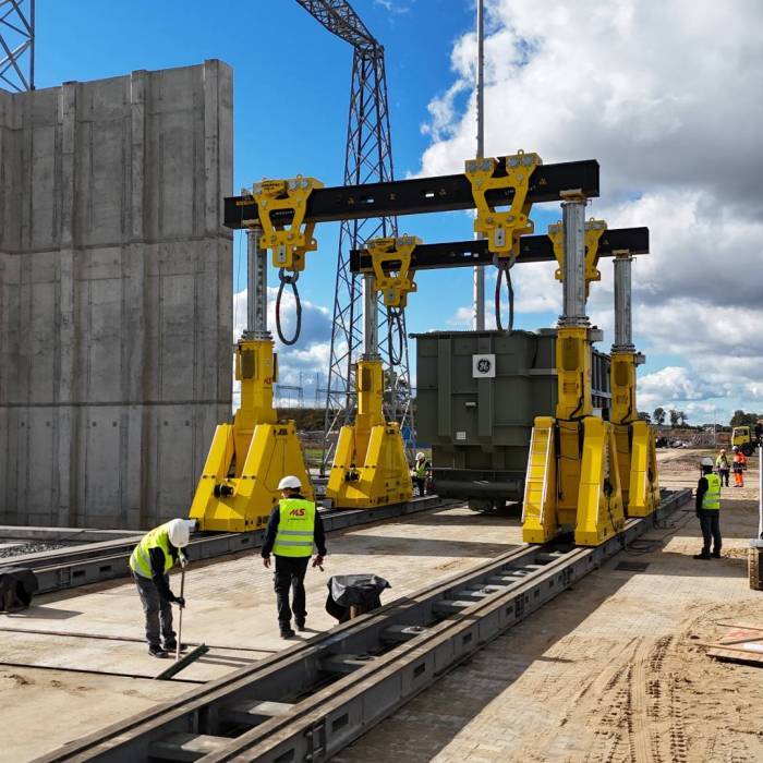 Montaż transformatora 354 ton na terenie stacji elektroenergetycznej. 