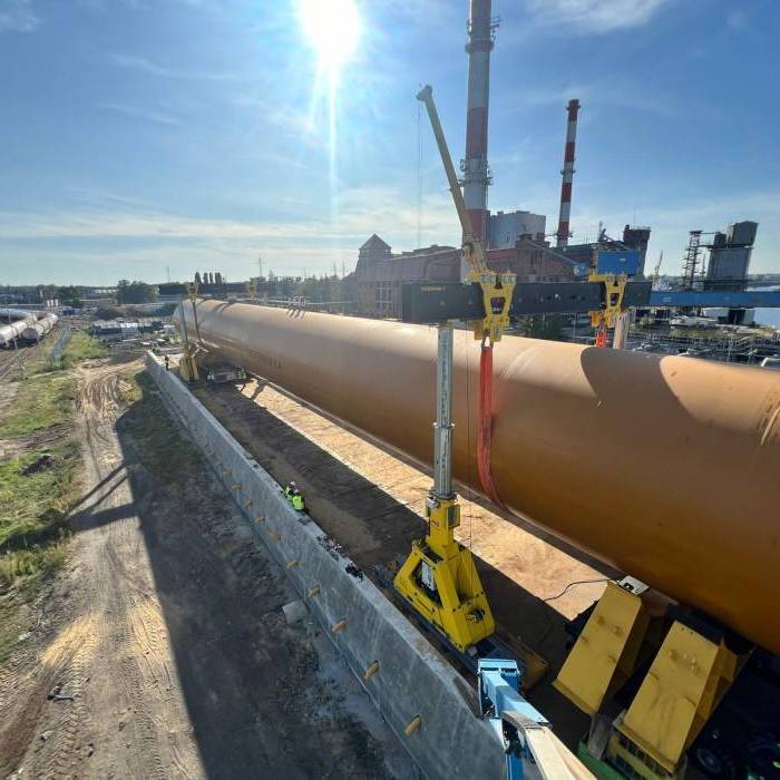 Rozładunek zbiornika o masie 400 ton przy użyciu systemu bramowego Enerpac. 