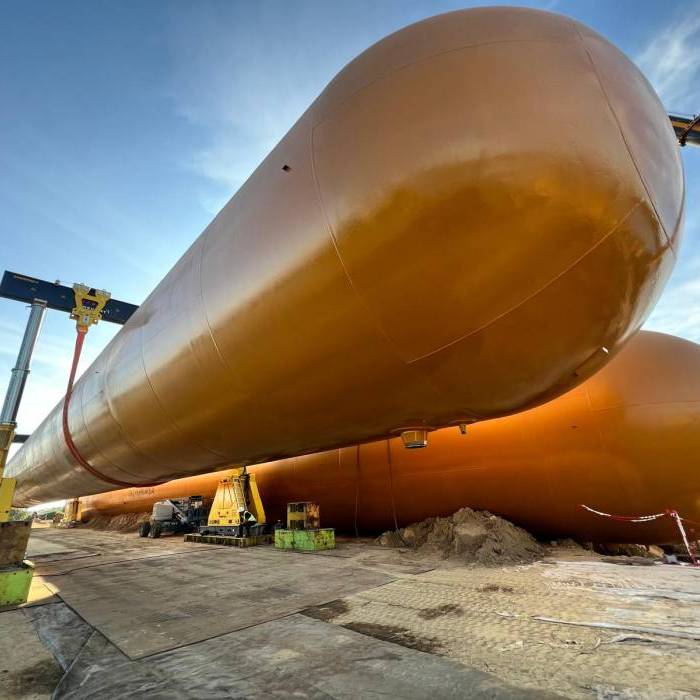 Podnoszenie 400-tonowego zbiornika na placu przemysłowym z wykorzystaniem kolumn hydraulicznych. 