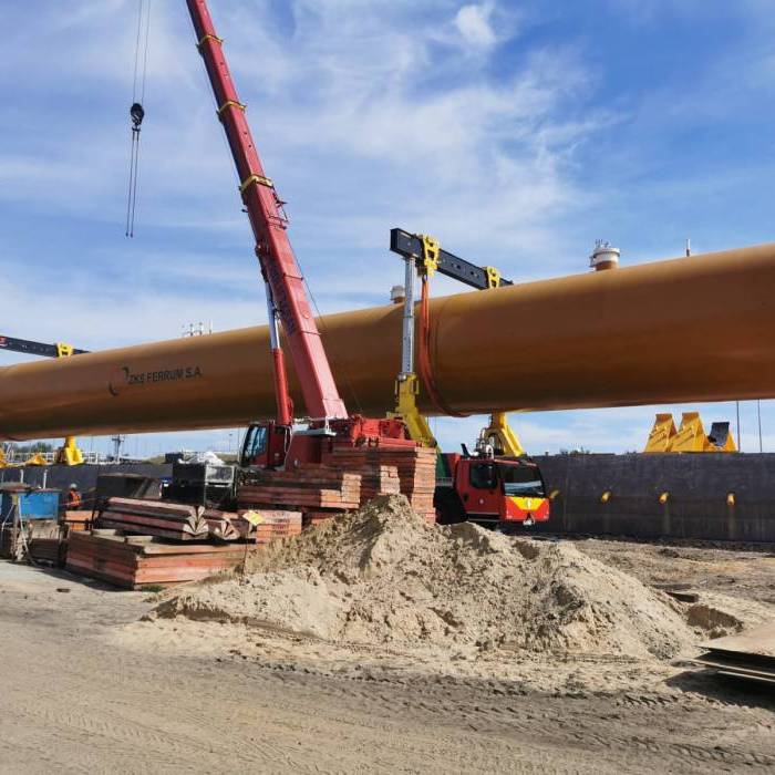 Montaż zbiornika 400 ton przy wsparciu dźwigu samojezdnego i systemu podnoszenia. 