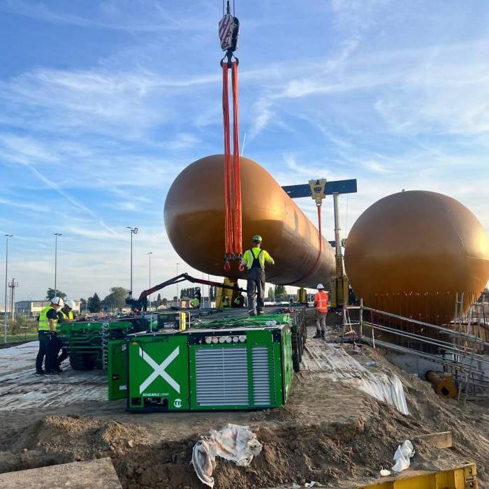 Operacja ustawienia zbiornika 400 t na przygotowanym fundamencie betonowym. 