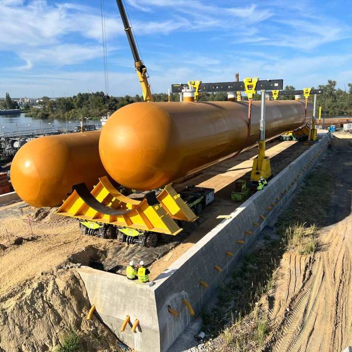 Transport zbiornika 400 ton na platformie modułowej podczas relokacji. 