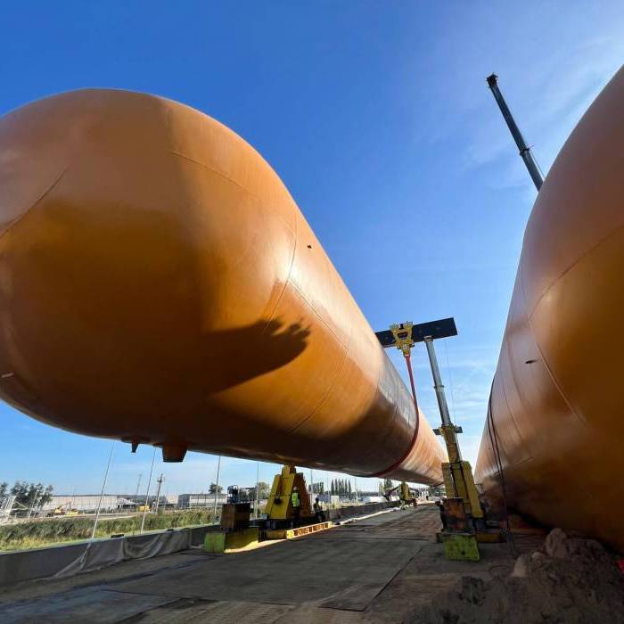 Ustawienie dwóch zbiorników przemysłowych o masie 400 ton każdy. 