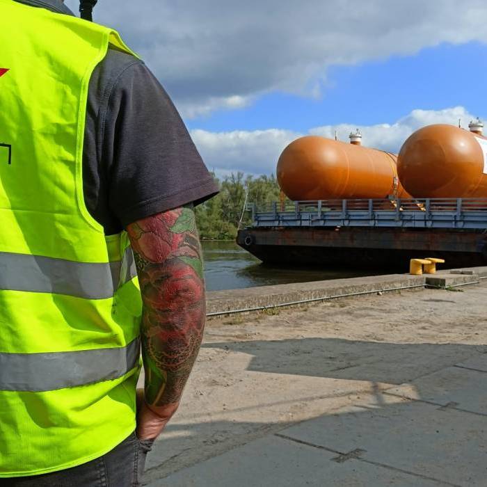 Rozładunek zbiorników 400 ton na nabrzeżu z przygotowaniem do dalszego montażu. 