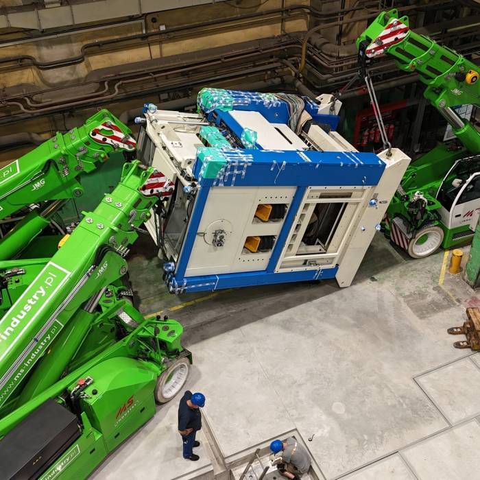 Rozładunek prasy o masie 75 ton przy użyciu dźwigów JMG w hali przemysłowej. 
