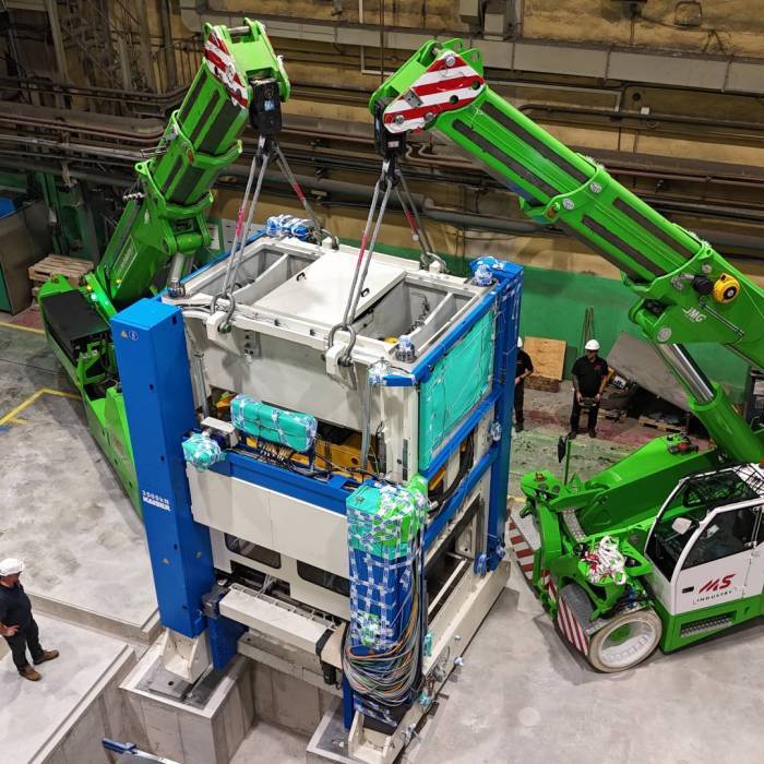 Pionowanie prasy o masie 75 ton z wykorzystaniem zsynchronizowanych podnosnikow. 