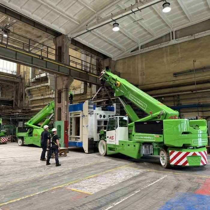 Ustawienie prasy 75 t na przygotowanym fundamencie betonowym w hali zakladu. 