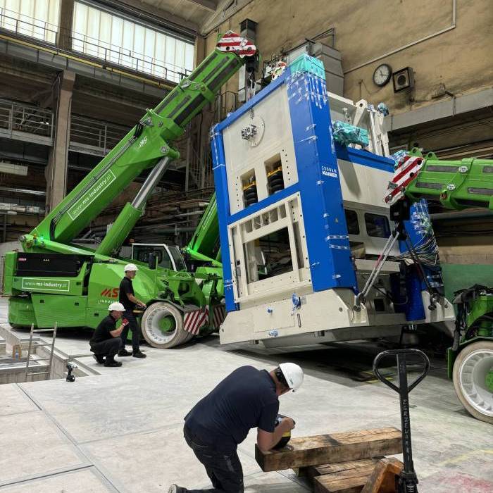 Montaz i precyzyjne pozycjonowanie prasy 75 ton przy wsparciu zespolu technicznego MS Industry. 
