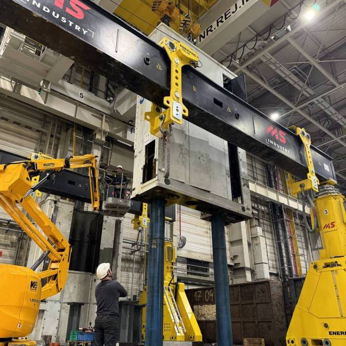 Demontaz prasy hydraulicznej Mueller Weingarten 2000 ton przy uzyciu systemu bramowego Enerpac. 