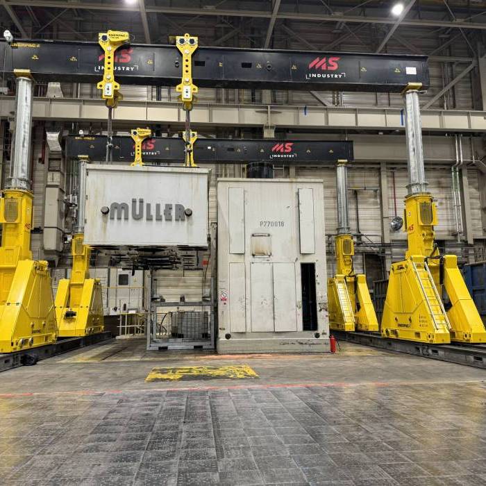 Podnoszenie korpusu prasy 2000 t zsynchronizowanymi podnosnikami hydraulicznymi. 