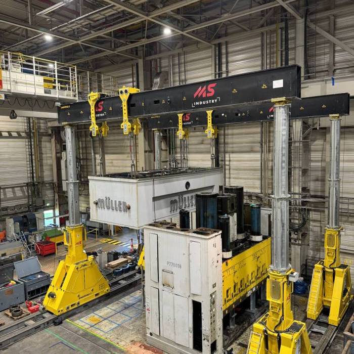 Rozlaczenie i unoszenie gornego modulu prasy przemyslowej o udzwigu 2000 ton. 