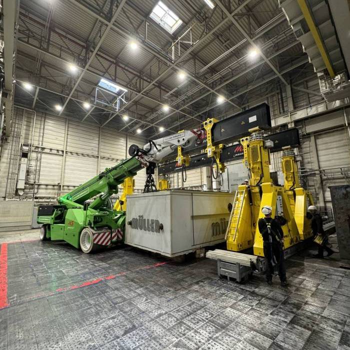 Demontaz sekcji prasy Mueller z wykorzystaniem kolumn podnoszacych Enerpac. 