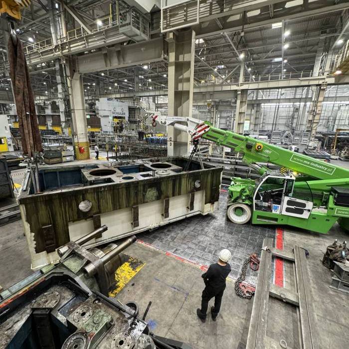 Relokacja ciezkich elementow prasy 2000 ton w hali produkcyjnej. 