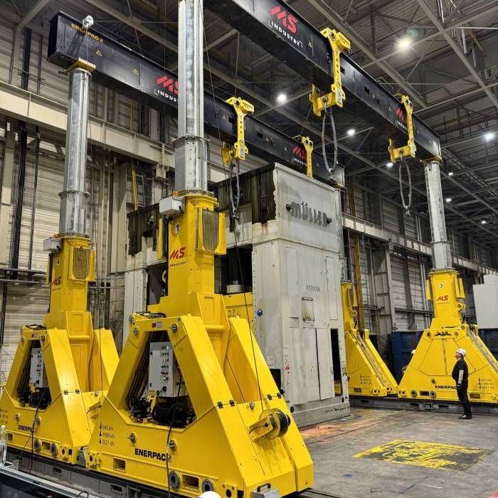 Operacja demontazu prasy hydraulicznej 2000 t z zachowaniem precyzji i bezpieczenstwa. 