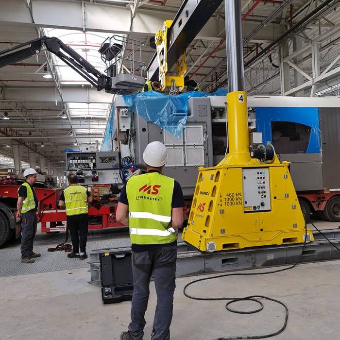 Podnoszenie maszyny BOBST Mastercut przy uzyciu systemu bramowego Enerpac. 