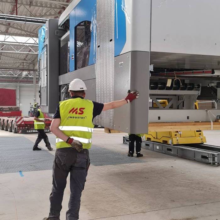 Precyzyjne pozycjonowanie maszyny BOBST na stanowisku produkcyjnym. 