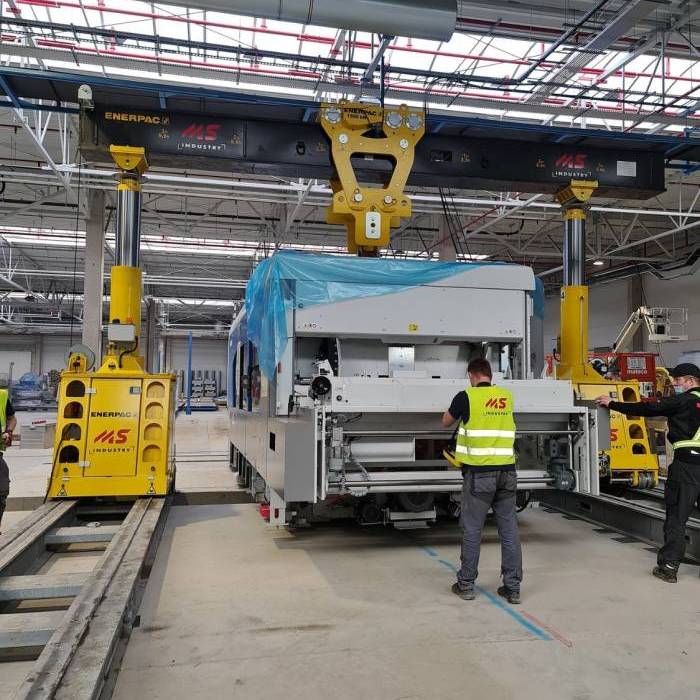 Instalacja i ustawienie linii BOBST Mastercut w hali klienta. 