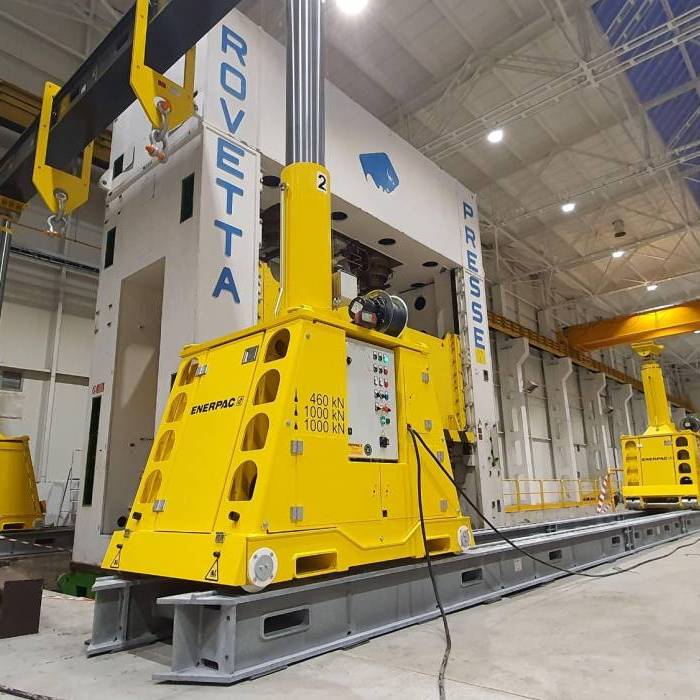 Demontaz prasy Rovetta 1000 ton przy uzyciu systemu bramowego Enerpac w hali przemyslowej. 