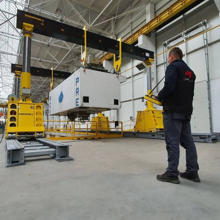 Operator sterujacy systemem podnoszenia Enerpac podczas demontazu prasy Rovetta 1000 ton. 