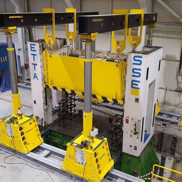 Oddzielenie belki roboczej prasy Rovetta 1000t w trakcie kontrolowanego opuszczania konstrukcji. 