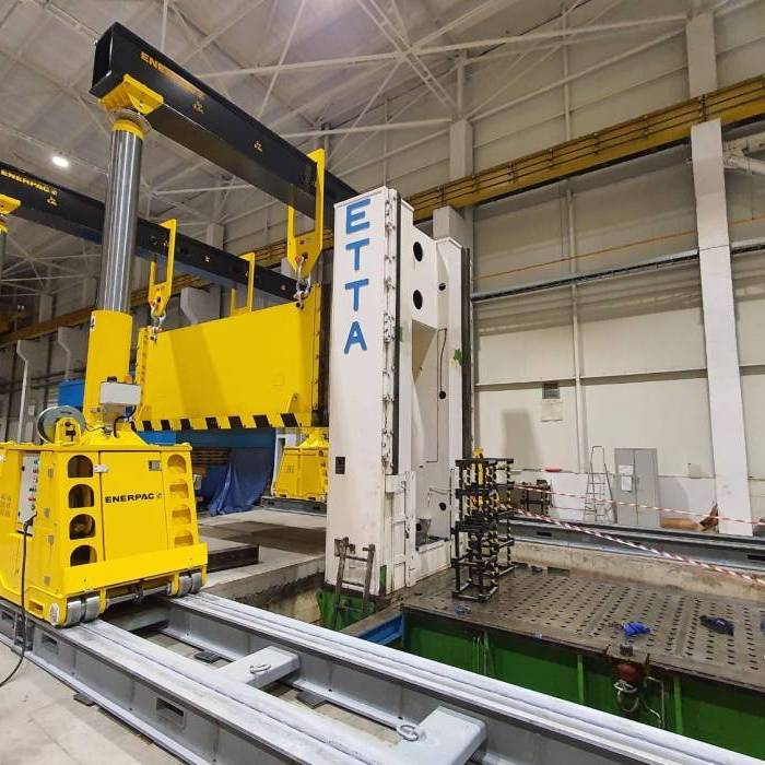 Opuszczanie korpusu prasy Rovetta 1000 ton do poziomu fundamentu technologicznego. 