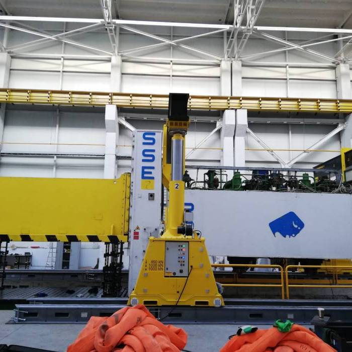 Demontaz elementow konstrukcyjnych prasy Rovetta 1000t z wykorzystaniem systemu podnoszenia hydraulicznego. 