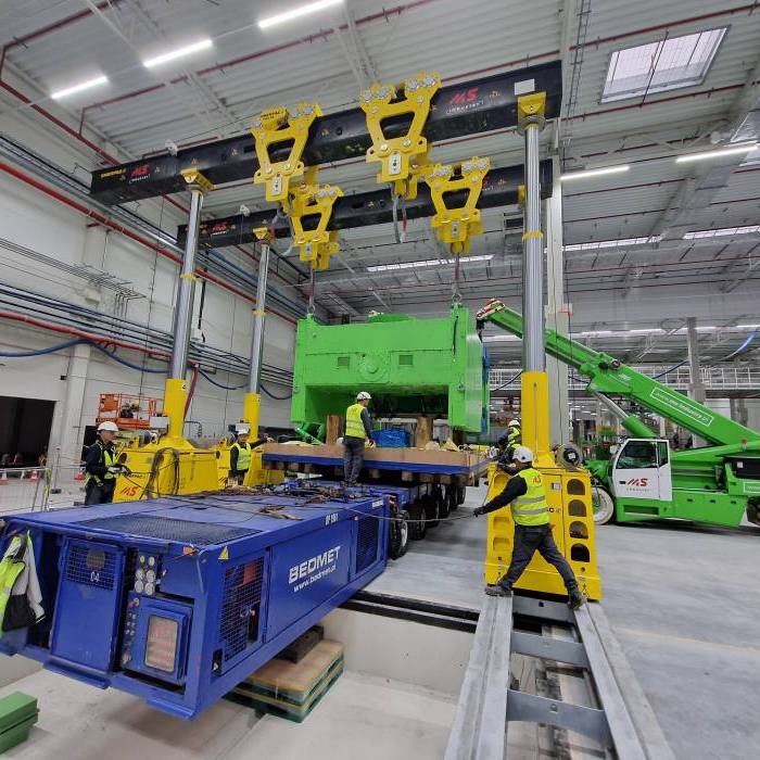 Rozladunek zielonej prasy przemyslowej przy uzyciu systemu bramowego Enerpac oraz wozkow torowych w nowej hali produkcyjnej. 