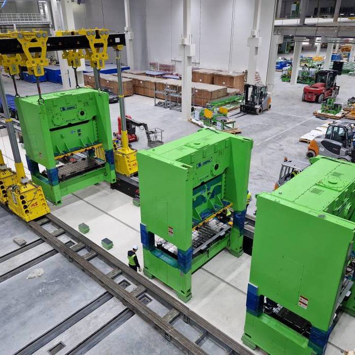 Ustawianie prasy na torach montazowych przed finalnym posadowieniem na fundamencie technologicznym. 