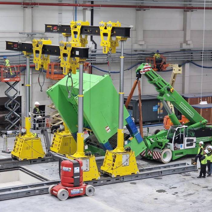 Transport elementu prasy przy wspolpracy zurawi JMG i systemu podnoszenia bramowego Enerpac. 