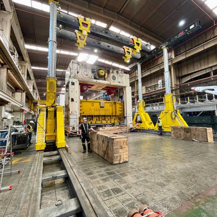 Demontaz prasy Fagor 2000 ton z wykorzystaniem systemu bramowego Enerpac w hali przemyslowej. 