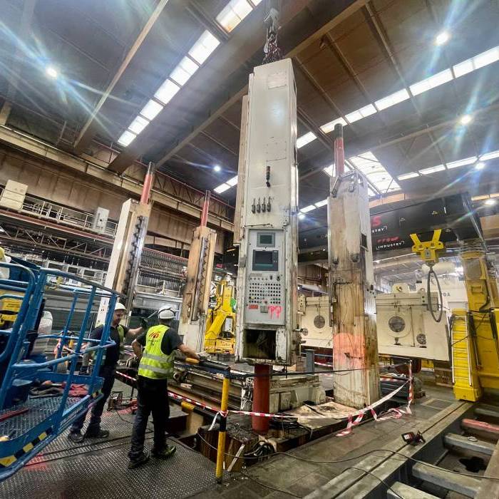 Demontaz kolumn prasy Fagor 2000t z zabezpieczeniem strefy pracy i torow montazowych. 