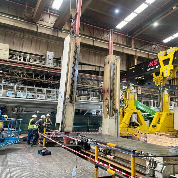 Transport zdemontowanych elementow prasy Fagor 2000 ton na stanowisku serwisowym. 