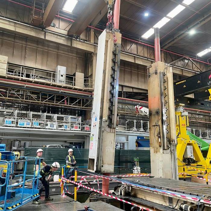 Rozbiorka konstrukcji prasy Fagor 2000t przy uzyciu suwnicy mobilnej i podnosnikow. 