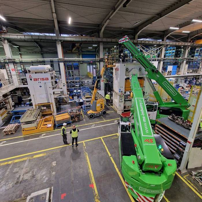 Montaz i ustawienie prasy ARISA w przestrzeni hali przemyslowej przy wsparciu zespolu technicznego. 