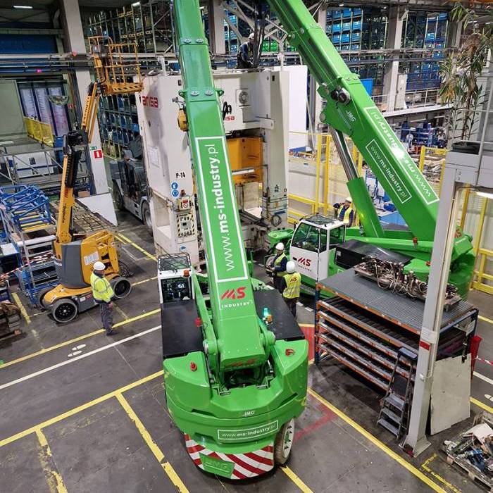 Relokacja prasy ARISA z wykorzystaniem dwoch dzwigow mobilnych JMG w hali produkcyjnej. 