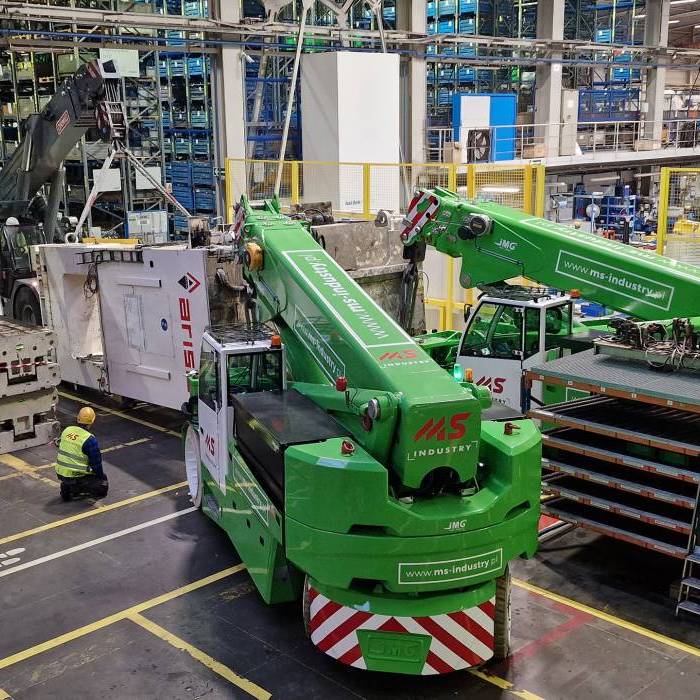 Ustawianie prasy ARISA na docelowym stanowisku z uzyciem zsynchronizowanych dzwigow. 