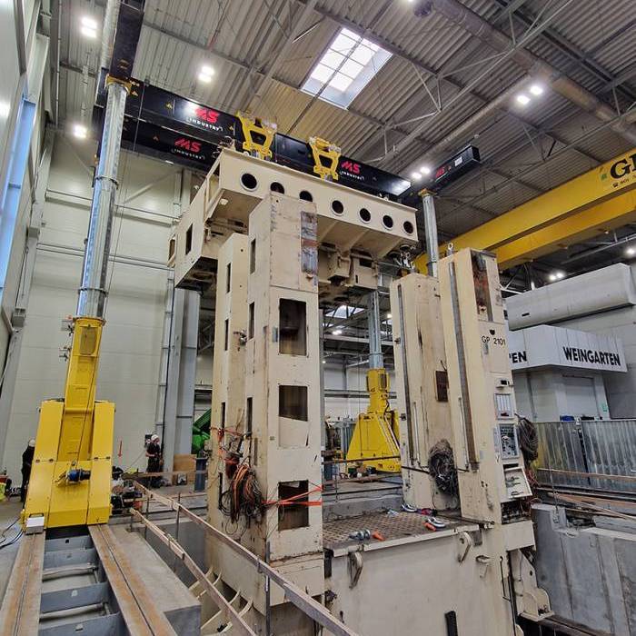 Podnoszenie ramy prasy przy uzyciu czterech kolumn hydraulicznych Enerpac. 