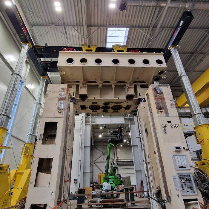 Instalacja gornej belki prasy z zachowaniem synchronizacji podnoszenia. 