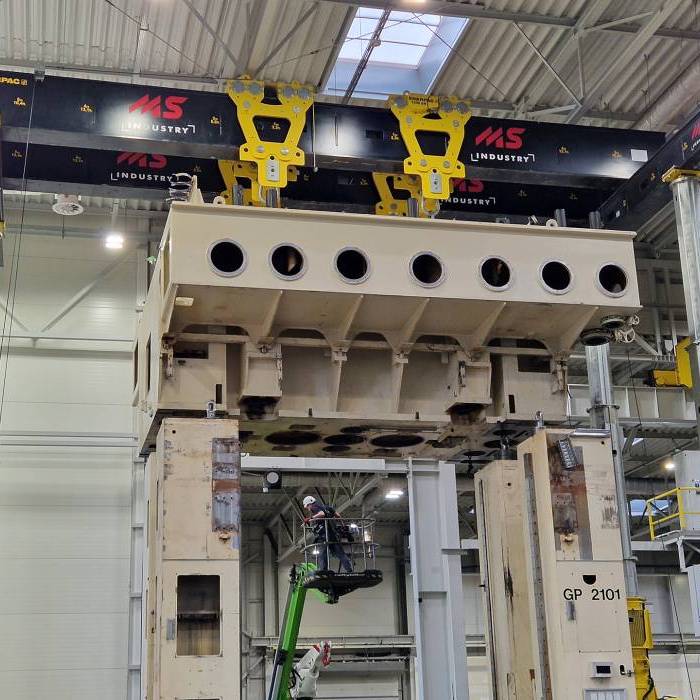 Relokacja korpusu prasy nad fundamentem z uzyciem systemu bramowego SBL 1100. 