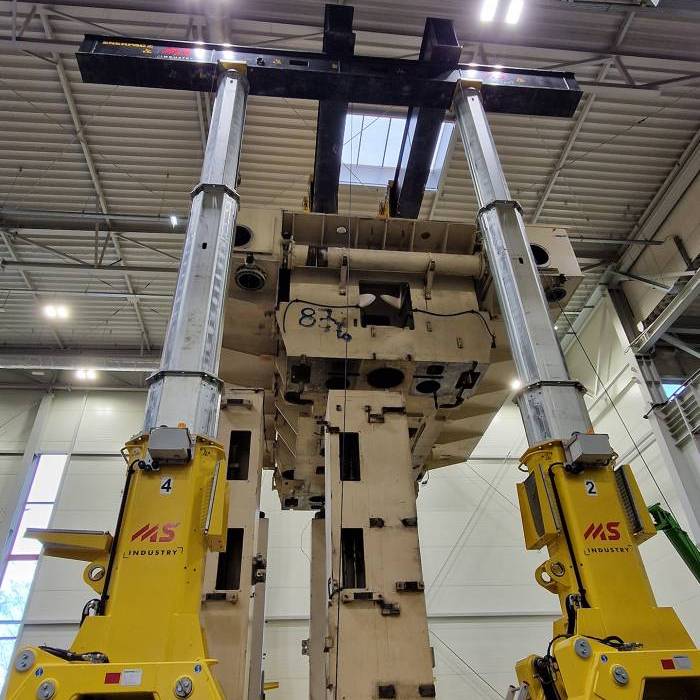 Precyzyjne pozycjonowanie prasy na fundamencie z wykorzystaniem torow montazowych. 