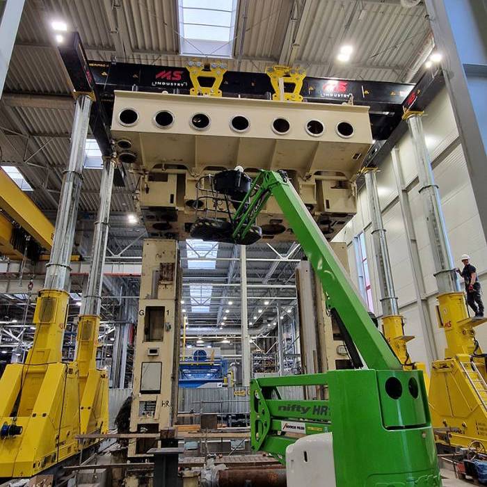 Montaz prasy w hali przemyslowej z zastosowaniem suwnicy mobilnej Enerpac. 