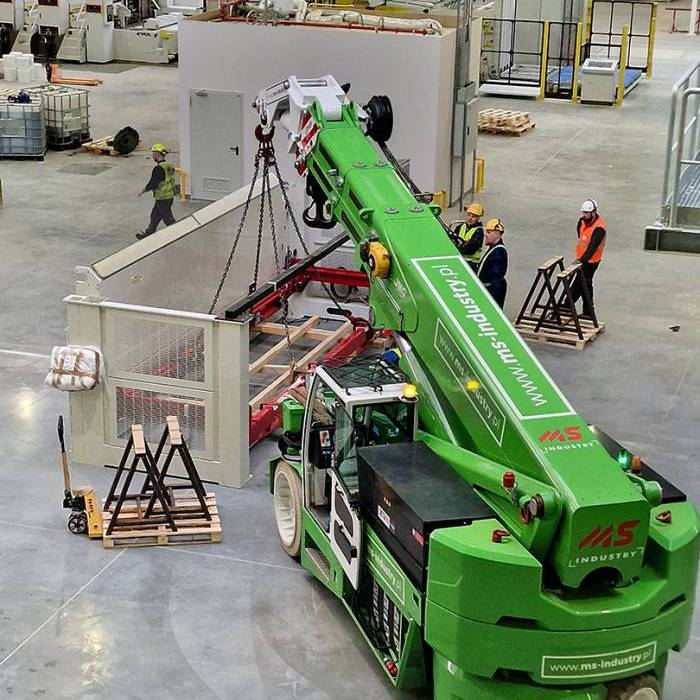 Pozycjonowanie sekcji tekturnicy podczas instalacji w nowej hali produkcyjnej. 