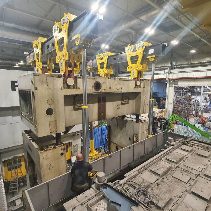 Montaz korpusu prasy Erfurt z wykorzystaniem systemu podnoszenia Enerpac. 