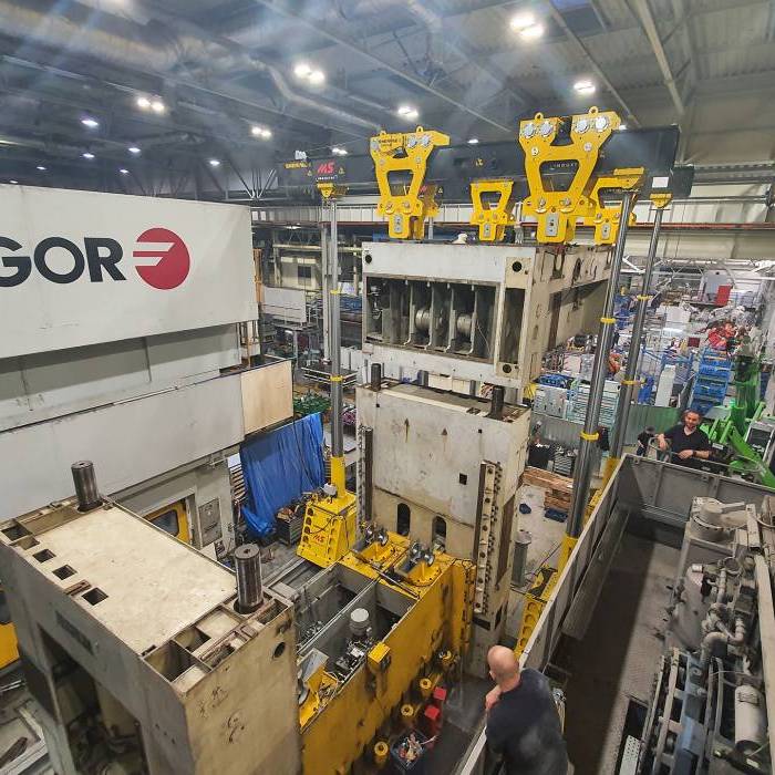 Relokacja elementu prasy Erfurt z zastosowaniem systemu synchronizacji podnoszenia. 