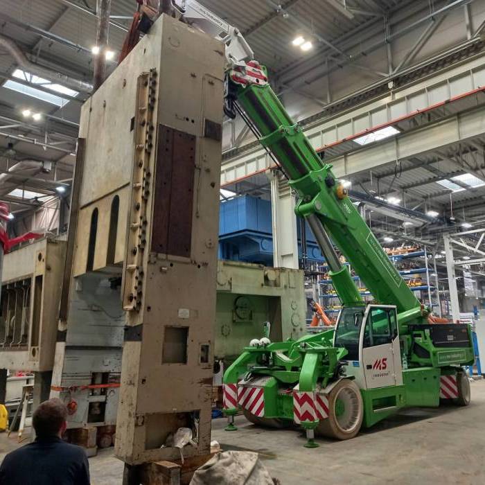 Instalacja i ustawienie pionowe segmentu prasy Erfurt w przestrzeni montazowej. 