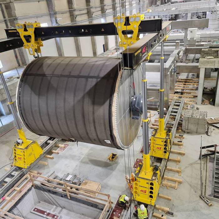 Podnoszenie bebna wielkogabarytowego przy uzyciu slupow hydraulicznych i belek stalowych. 